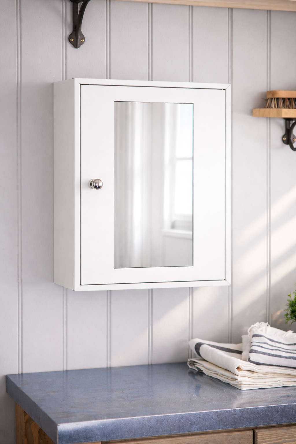 Botiquín de madera con espejo para primeros auxilios en Guatemala diseño funcional para empresas