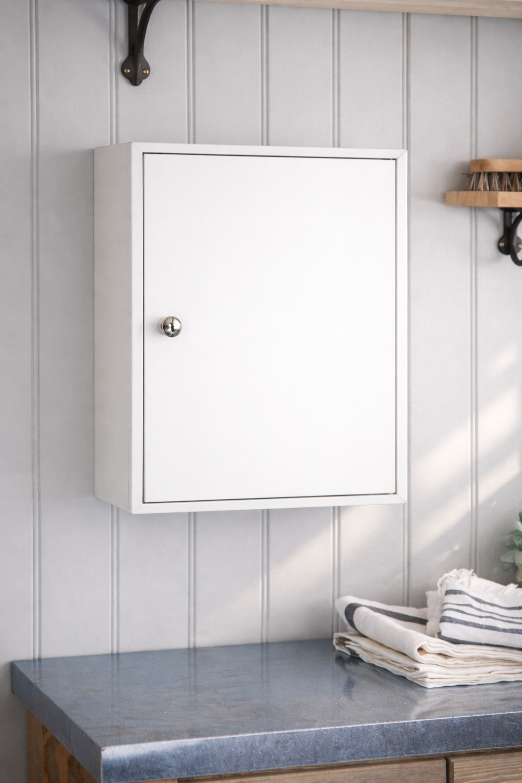 Botiquín de primeros auxilios en madera con jalador en Guatemala para empresas y oficinas