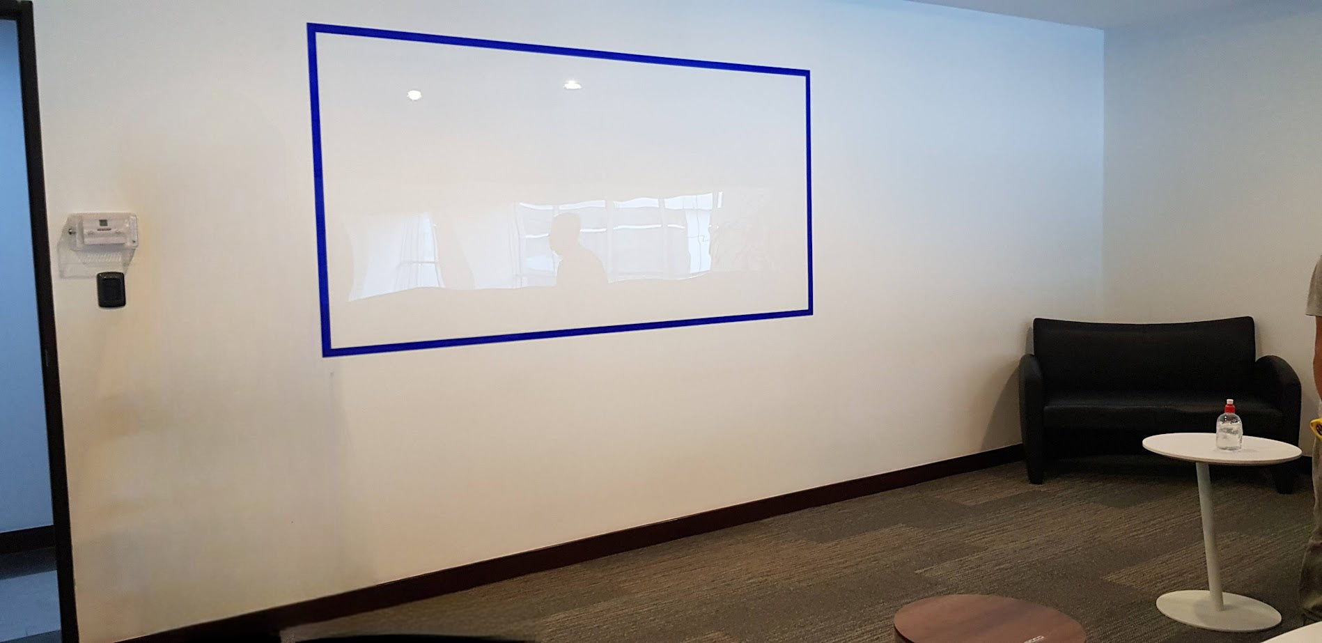 Detalle del marco de aluminio de un pizarrón blanco en Guatemala | Creación Mobiliaria
