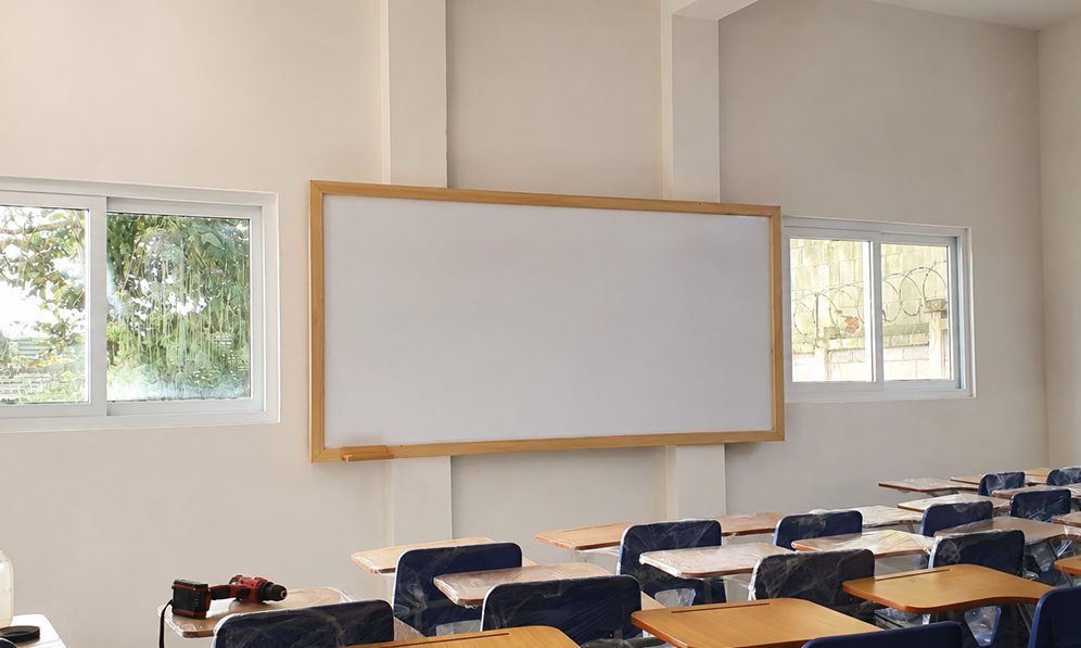 Pizarrón blanco laminado con marco de madera para aula en Guatemala