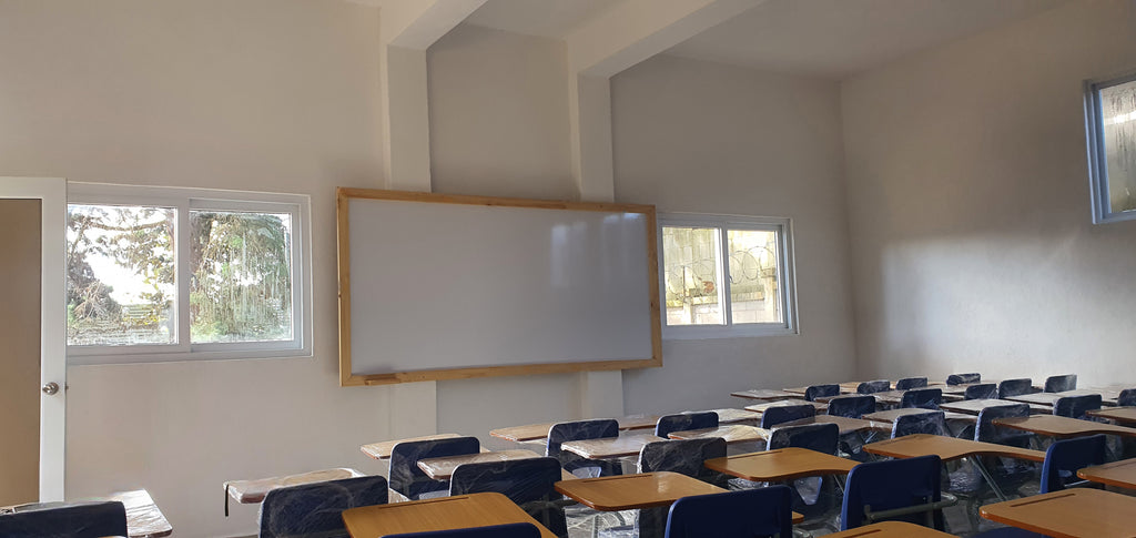 Pizarrón blanco instalado en oficina o aula en Guatemala, ideal para reuniones y clases | Creación Mobiliaria